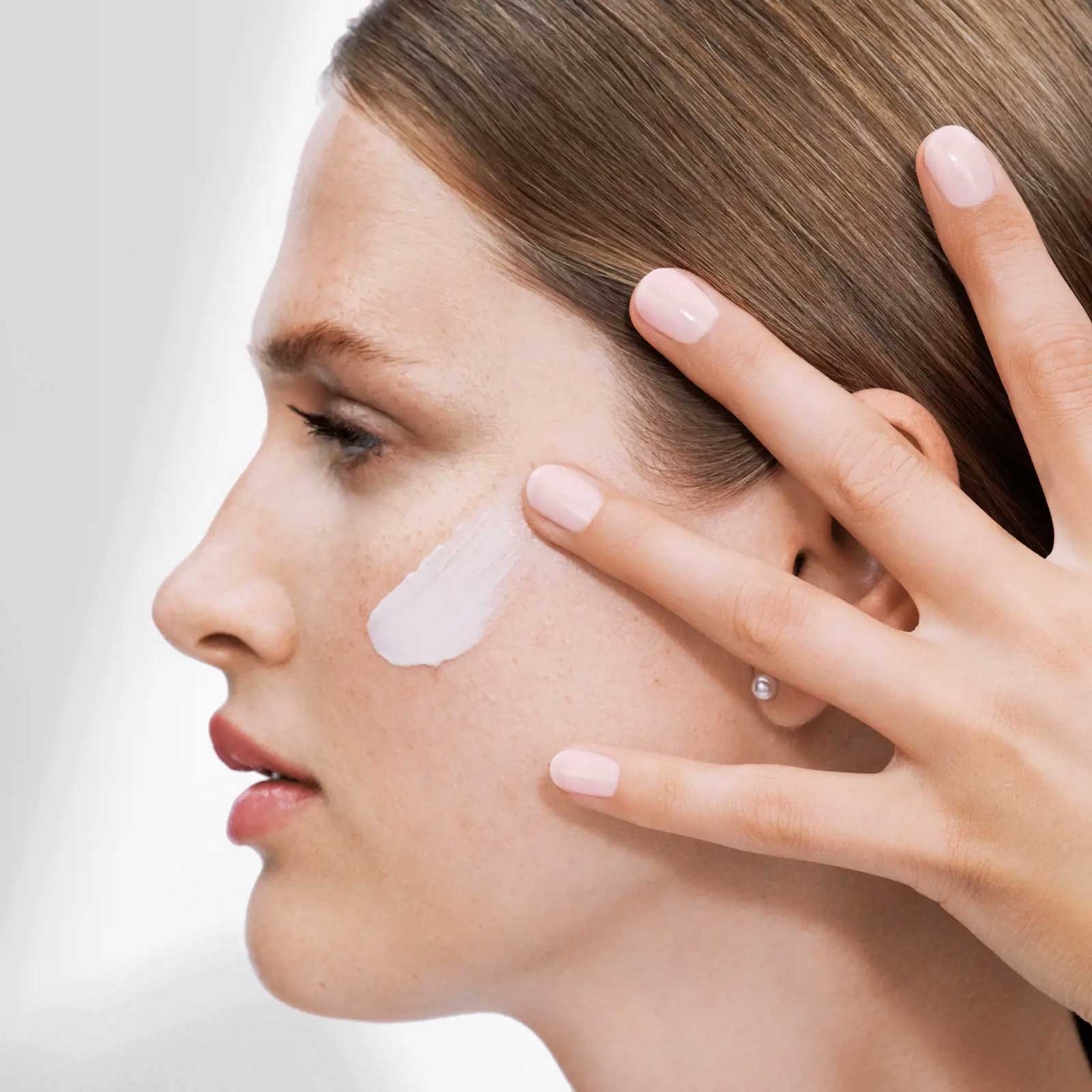 کرم روز ضد پیری نوویج پلاس مولتی اکتیو لایت SPF30 اوریفلیم | لیلی بیوتی
